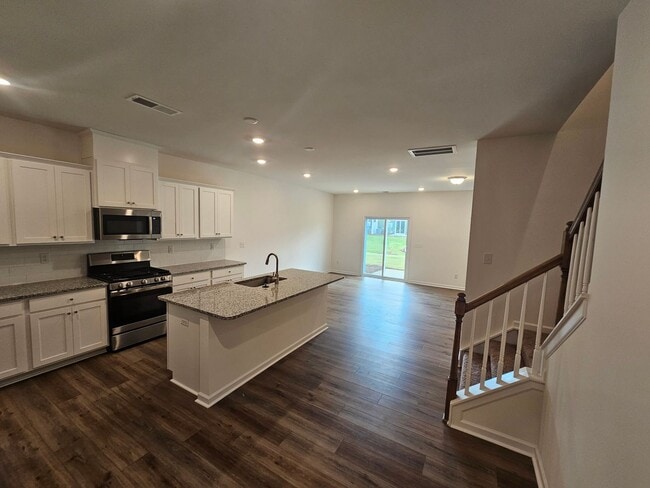 Building Photo - Beautiful Townhome in Concord! Great schools!