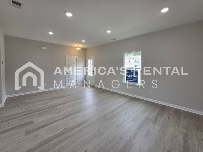Building Photo - 113 Park Dr S