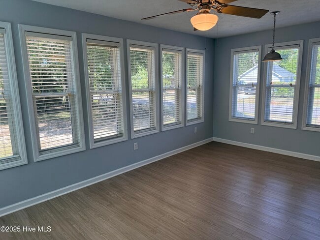 Building Photo - 1308 E Oak Island Dr