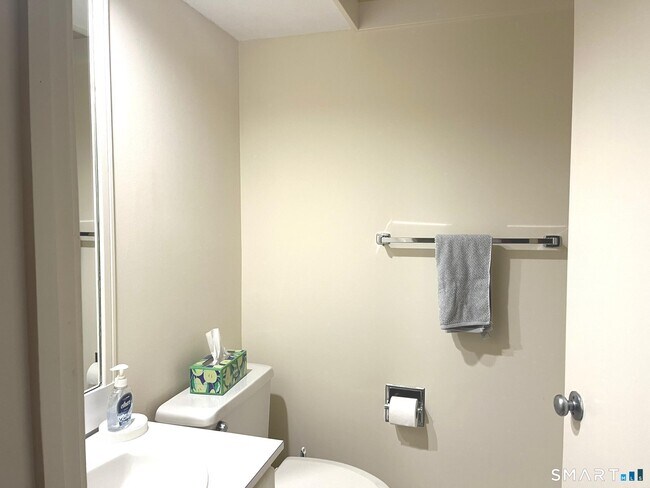 Building Photo - 593 Heritage Vlg