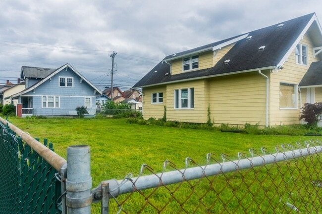 Building Photo - Charming 1910 Craftsman 4bd/2ba Tacoma House for Rent!