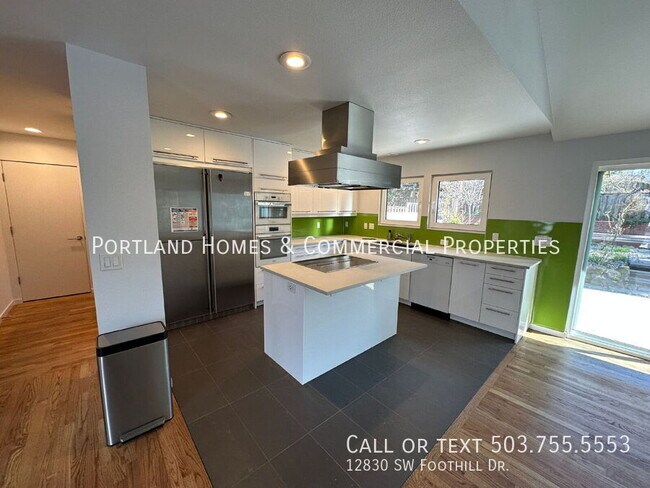 Building Photo - 12830 SW Foothill Dr