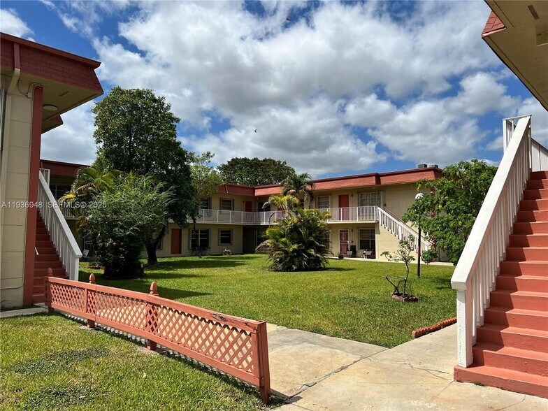 Building Photo - 12821 SW 43rd Dr