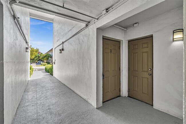 Building Photo - 101 SE 6th Ave