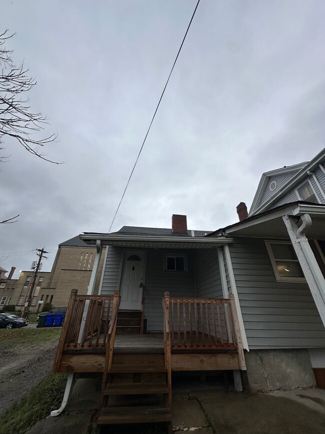 Building Photo - Cute 1 Bedroomm Townhouse on West Side Ham...