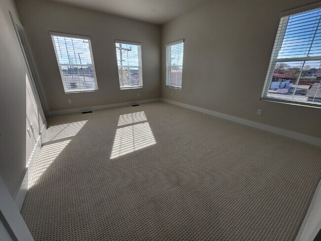 Building Photo - Modern 3 Bedroom 3.5 Bath Home in Nations