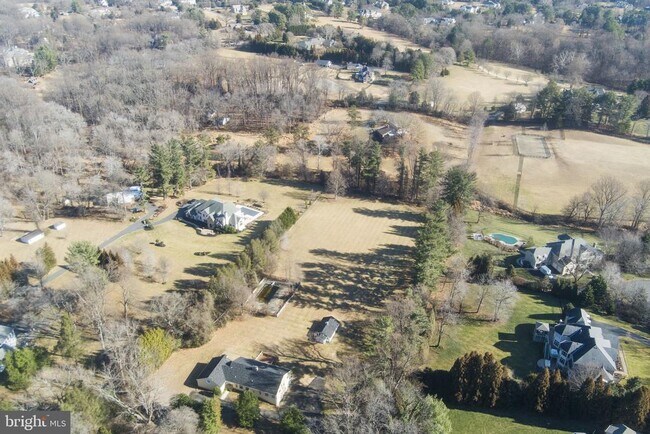 Building Photo - 901 Walker Rd