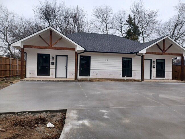 Building Photo - 1945 E Washington St