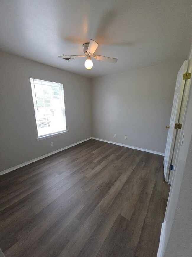 Building Photo - 102 Willow Creek Dr