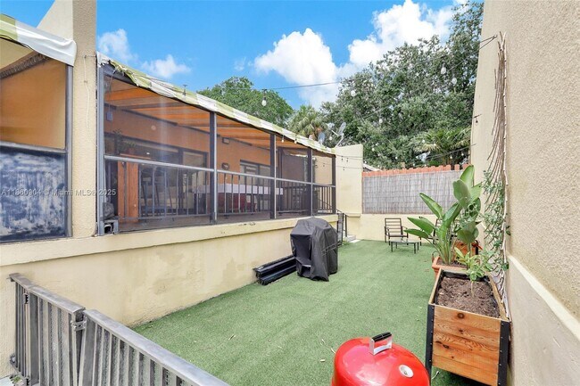 Building Photo - 15547 Braemar Ct
