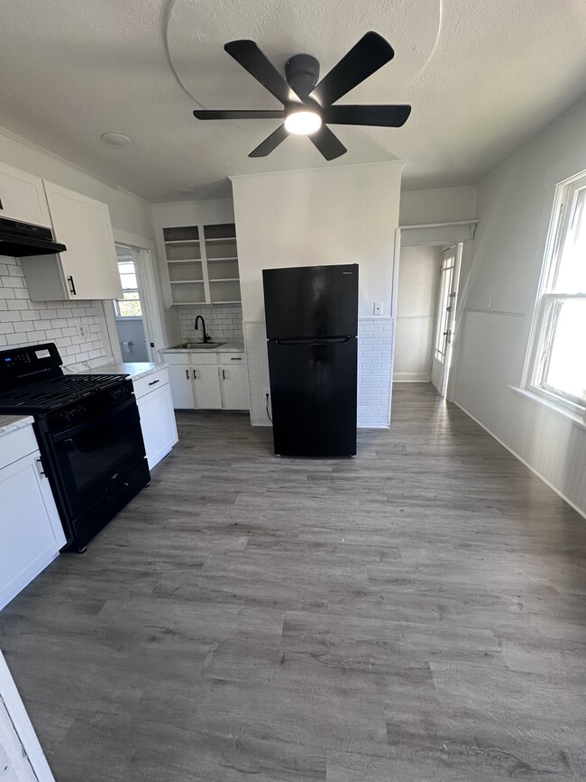 Building Photo - 223 E 27th St