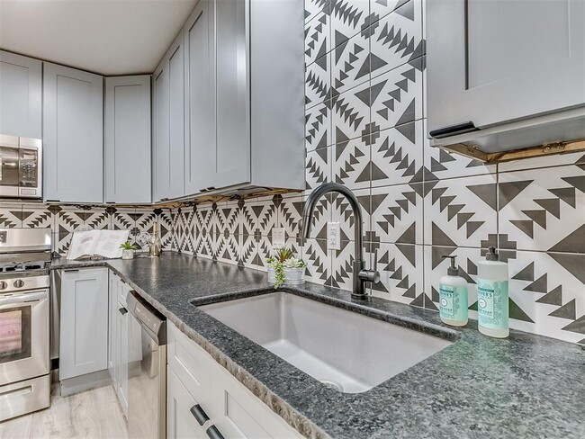 Building Photo - 906 E Comanche St