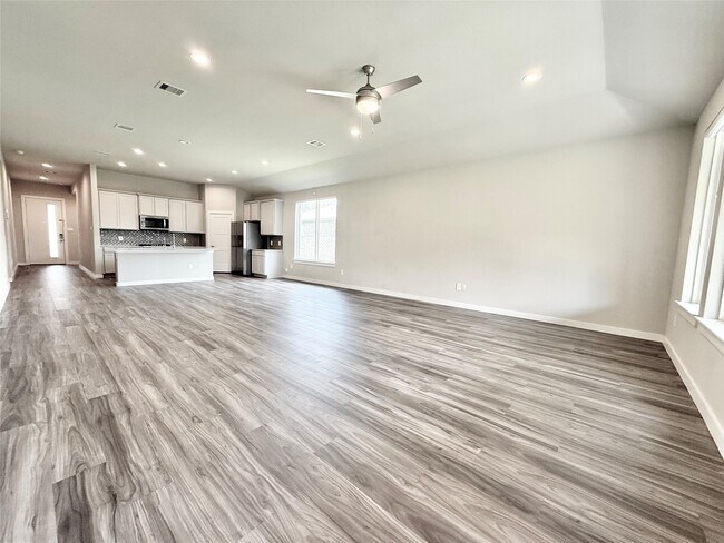 Building Photo - 14273 Lake Lodge Dr