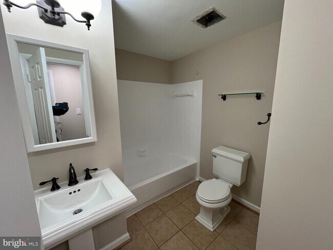Building Photo - 15705 Anamosa Dr