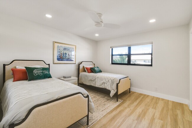 Building Photo - 755 Saturn St