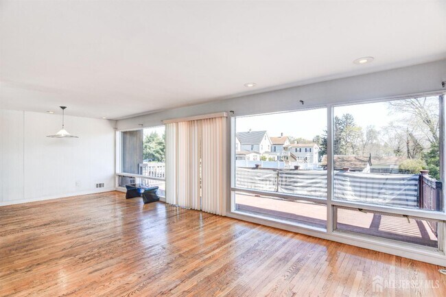 Building Photo - 167 N Main St