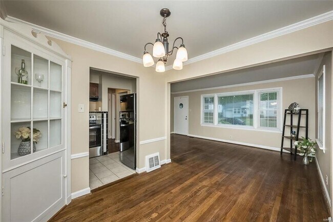 Building Photo - 1424 Golden Dr