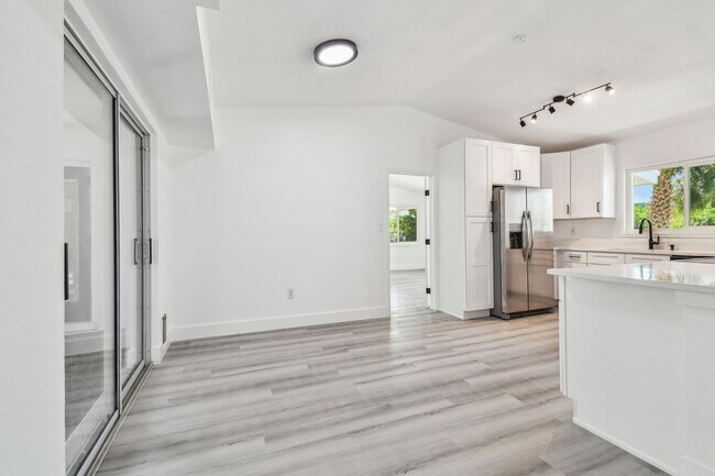 Building Photo - 695 Sunset Dr