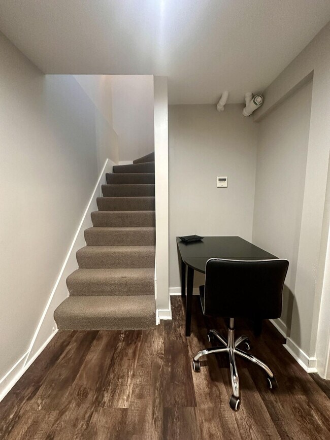 Building Photo - 736 N Throop St