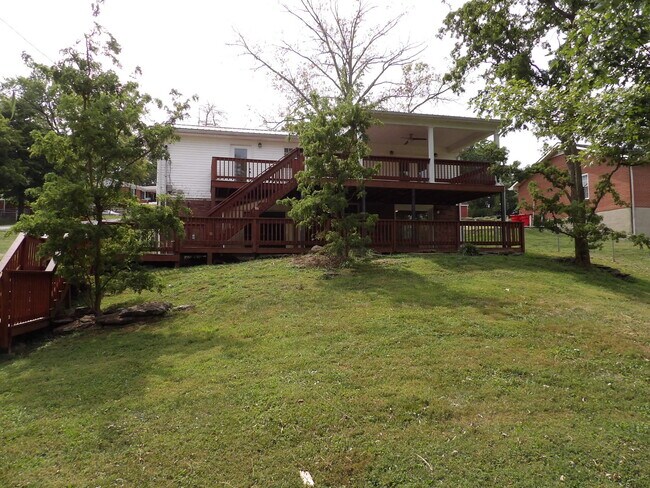 Building Photo - 102 Cedar Dr