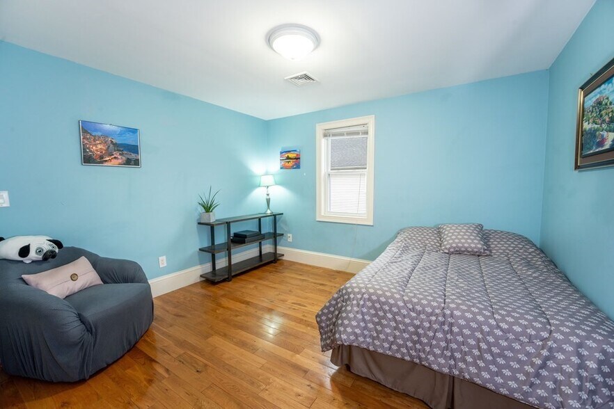 Building Photo - 15 Downer Ct