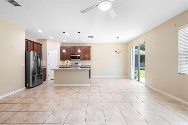 Building Photo - 215 Lakeshore Dr