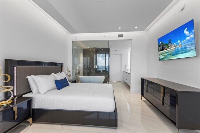 Building Photo - 700 NE 24th St