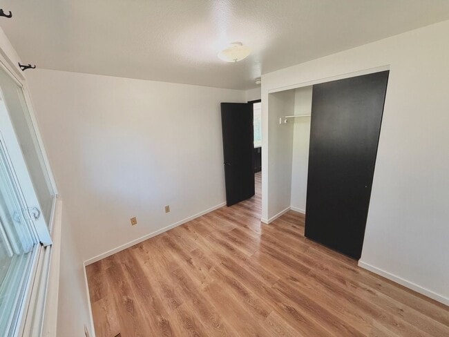 Building Photo - Charming 4BR Home with Huge Yard - W/D and Garage