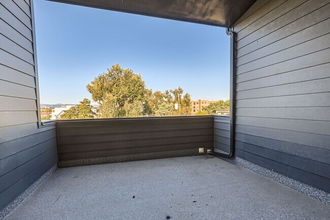 Building Photo - Stunning 3-Bedroom, 3.5-Bathroom Townhouse...