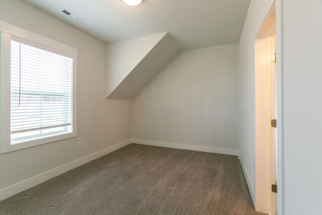 Building Photo - Beautiful 3 Bed/2.5 bath cottage in Chatham Park Available early September