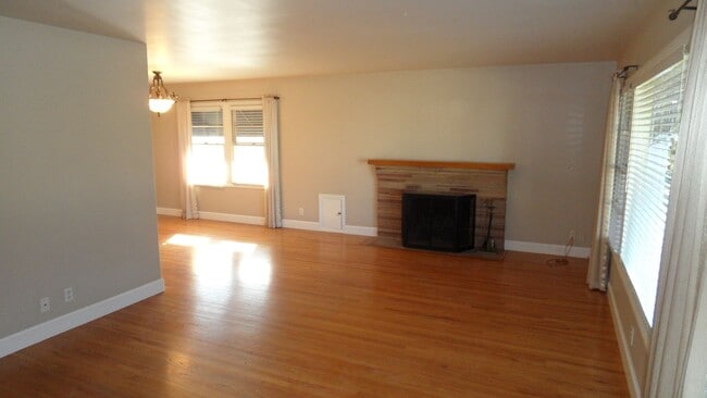 Building Photo - Old Towne Orange, Hardwood floors, Single Story House 3BR 2BA  2 car garage