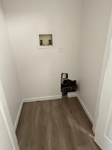 Building Photo - 1552 NY-300