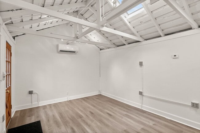 Building Photo - Cozy Studio in West Linn