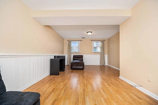 Building Photo - 572 Oswego Dr