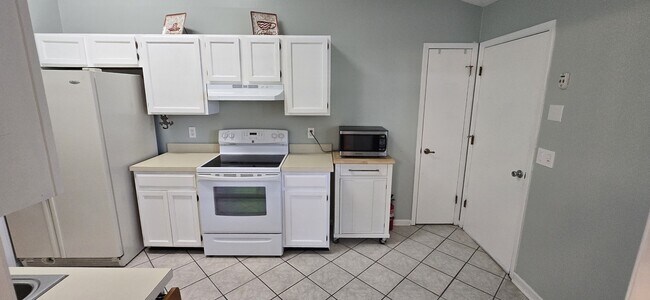 Building Photo - 10864 Steeding Horse Dr