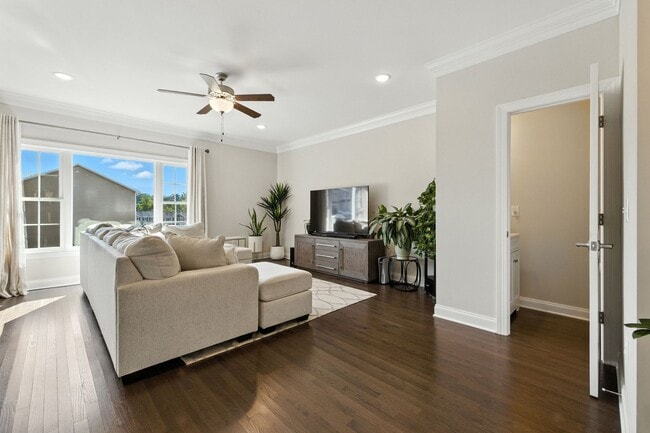 Building Photo - Immaculate Townhouse with Finished Basement