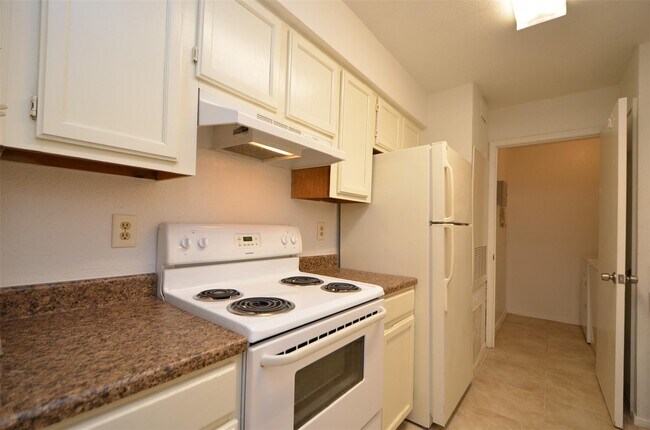 Building Photo - 9700 Leawood Blvd