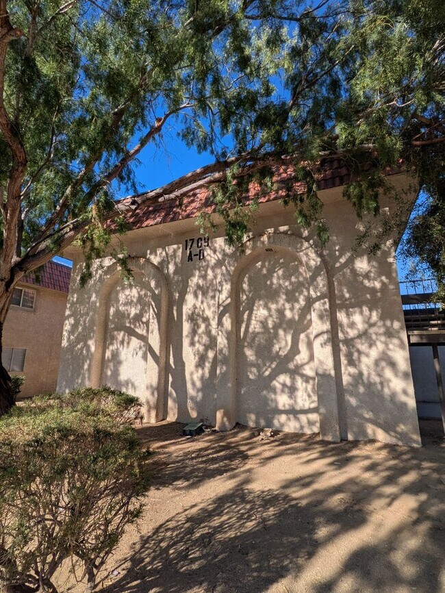 Building Photo - REMODELED 2 BEDROOM FOURPLEX UNIT