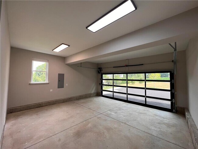 Building Photo - 5064 E Valley Rd