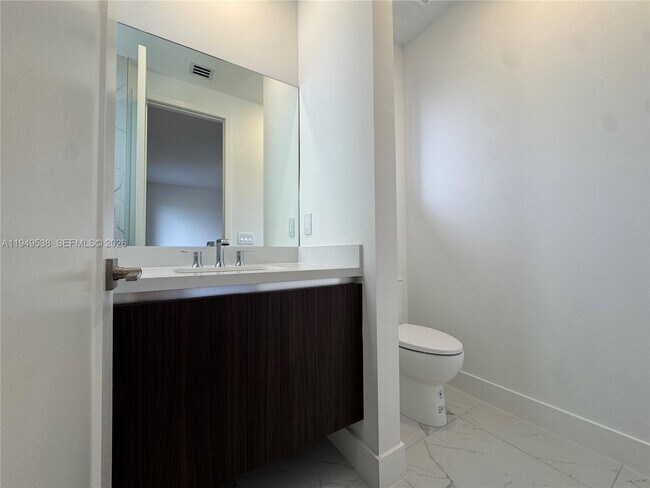 Building Photo - 19670 NE 14th Ct