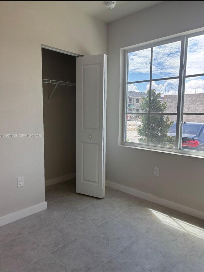 Building Photo - 1022 W Davis Pkwy