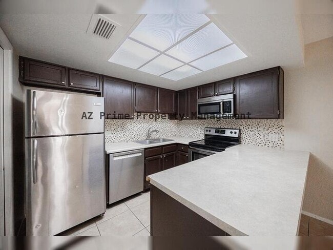 Building Photo - 2127 E 10th St