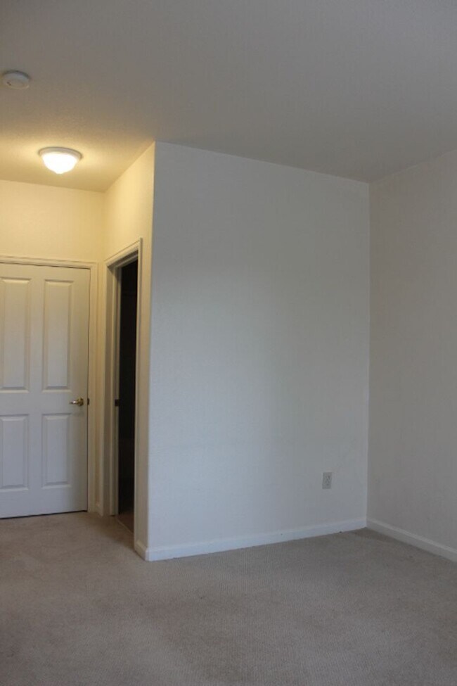 Building Photo - Deer Creek - 2nd Floor 2 bedroom/2 Bath Co...
