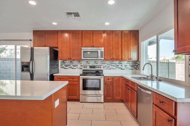 Building Photo - 5 Bedroom, 3 Bath, Pool, Remodeled