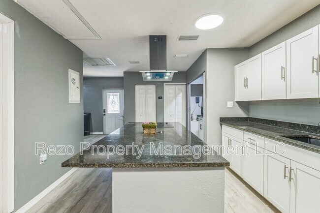 Building Photo - 465 Rio Grande Ln