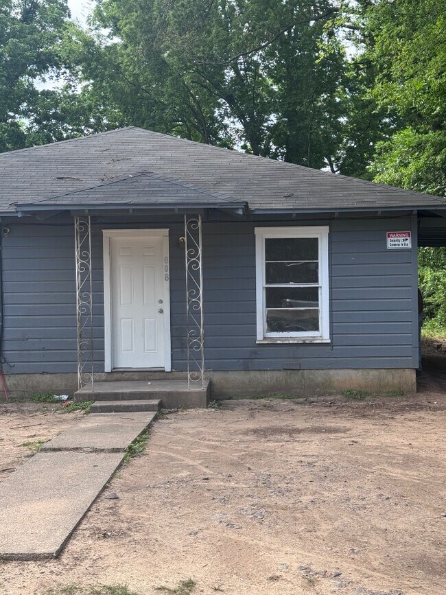 Building Photo - 608 Travis Ave