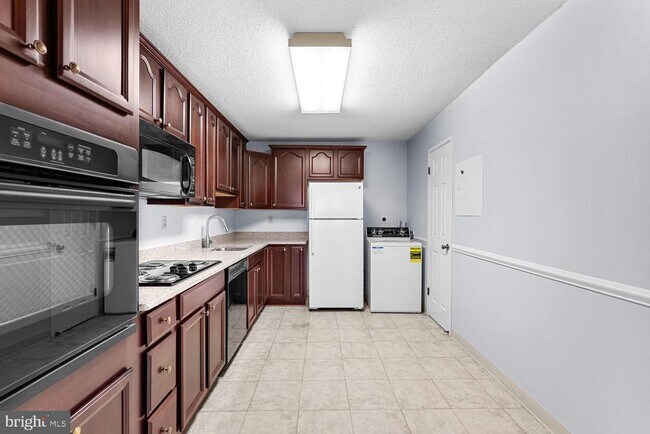 Building Photo - 307 Yoakum Pkwy