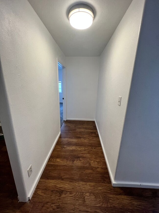 Building Photo - Beautiful Large Modern Shome located betwe...