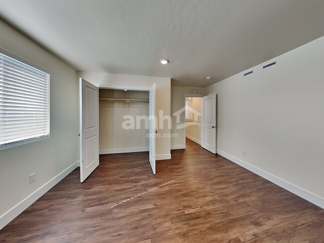 Building Photo - 724 S Retort Ave