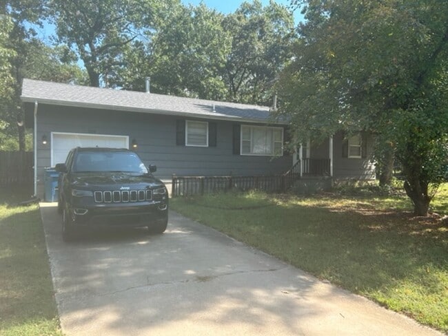 Building Photo - FOR LEASE! NEWLY REMODELED 3 BED/1.5 BATH HOME IN CARL JUNCTION-$1300 RENT-$1300 DEPOSIT